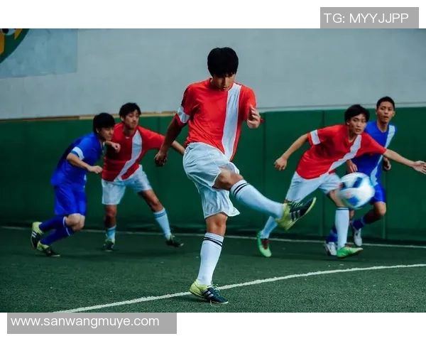 足球明星的夸张画作展现了他们在绿茵场上的传奇风采与个性魅力